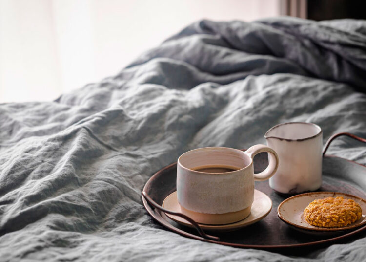 Не только из соображений гигиены: 5 вещей, которым точно не место в постели