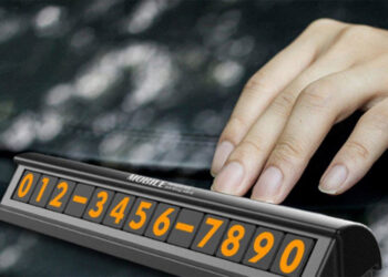 Зря оставляете номер под лобовым стеклом: никогда так не делайте