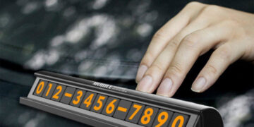 Зря оставляете номер под лобовым стеклом: никогда так не делайте