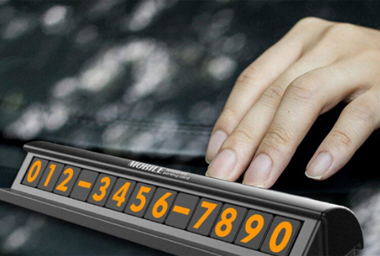 Зря оставляете номер под лобовым стеклом: никогда так не делайте