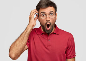 Призрак влез на семейное фото: теперь испуганные родители боятся за сына