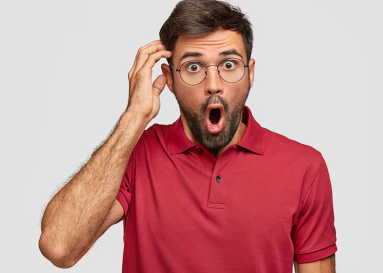 Призрак влез на семейное фото: теперь испуганные родители боятся за сына