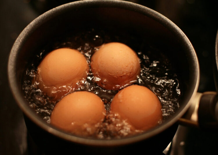 Зачем солить воду при варке яиц: так делают повара-профи