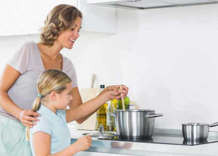 Сушить курицу феном, а в суп кидать яблоко: редкие кулинарные лайфхаки