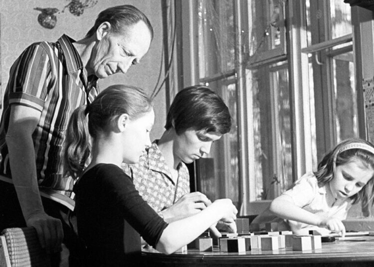 Кем выросли 7 детей четы Никитиных, прослывших садистами