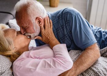 Как поступить, если муж после 60 лет стал похаживать к соседке