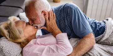 Как поступить, если муж после 60 лет стал похаживать к соседке