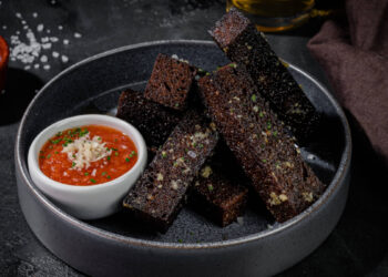 Закуска из хлеба — дешевая и вкусная, пальчики оближешь