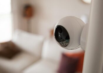 Муж заподозрил жену в измене и установил камеры. Увиденное потрясло