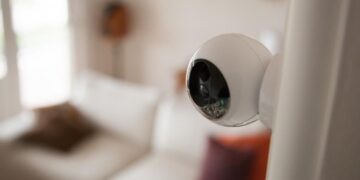 Муж заподозрил жену в измене и установил камеры. Увиденное потрясло