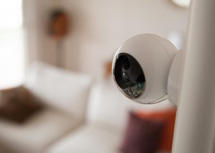 Муж заподозрил жену в измене и установил камеры. Увиденное потрясло