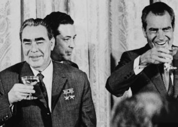 Как пить, чтобы не захмелеть слишком быстро: алкогольный лайфхак от Брежнева