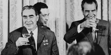 Как пить, чтобы не захмелеть слишком быстро: алкогольный лайфхак от Брежнева