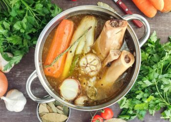 Грязь или антибиотики: почему хорошая хозяйка обязательно снимет пену с бульона