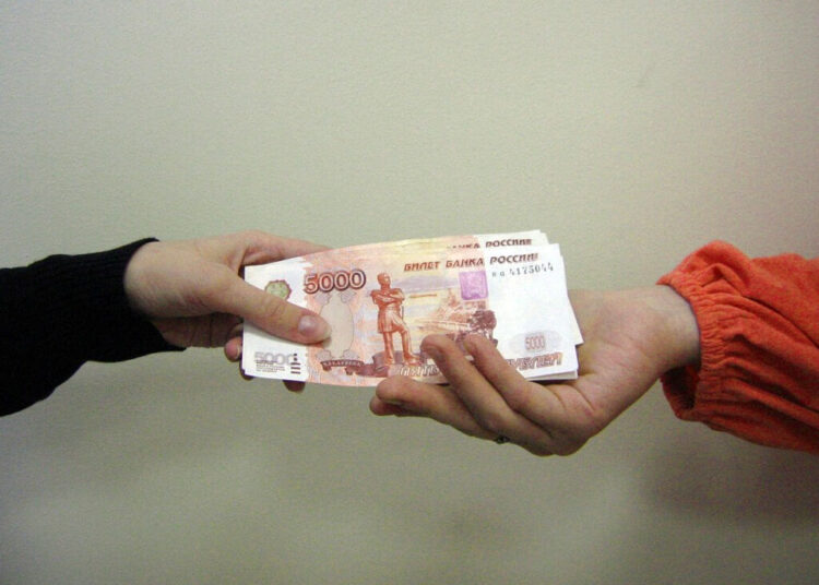 Будьте осторожны: деньги и еще 5 вещей, которые нельзя передавать из рук в руки