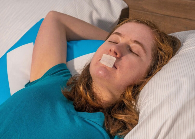 Врачи прокомментировали новую моду – заклеивать на ночь рот скотчем