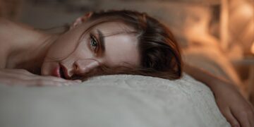 Сон с открытыми глазами: почему это случается