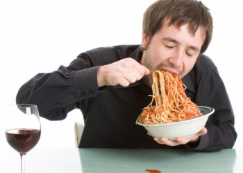 Чем здоровью человека грозит разогретая еда