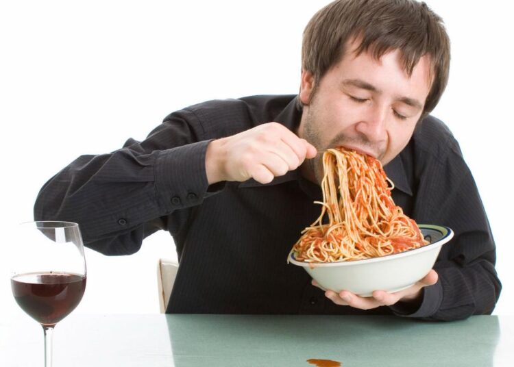 Чем здоровью человека грозит разогретая еда