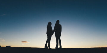 Девушка увидела на старом фото своего жениха, а рядом свою бабушку: что это было