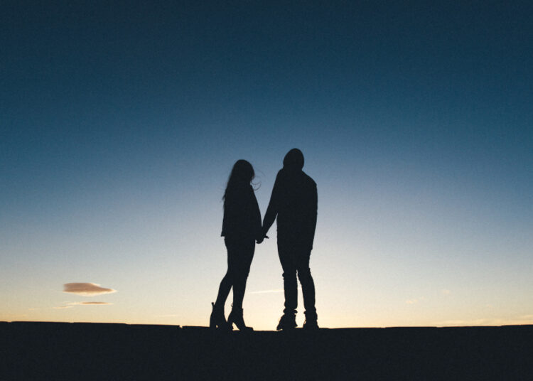 Девушка увидела на старом фото своего жениха, а рядом свою бабушку: что это было