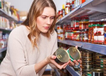 Рыбак рассказал, как нужно выбирать рыбные консервы