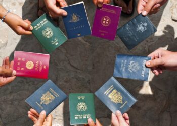 Почему не бывает паспортов розового или желтого цветов