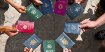 Почему не бывает паспортов розового или желтого цветов