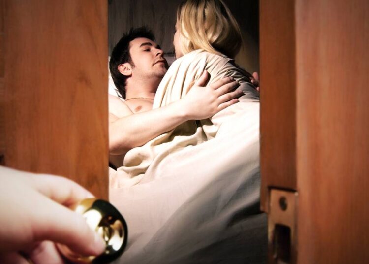 Удивительно, что уставшая жена сделала, застав мужа в постели с любовницей