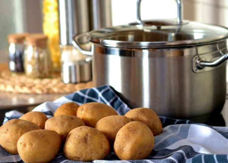 Соседка-врач рассказала, почему сваренную картошку можно просто выкинуть