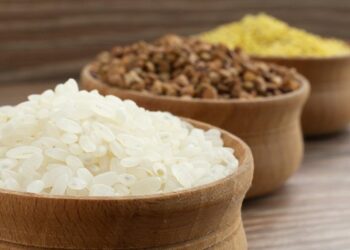 Как сберечь муку и крупы от насекомых, если нет герметичных банок