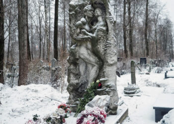 Зловещая тайна самого мистического надгробия в Питере: как пала «в борьбе с темными силами» Катя Иванцова