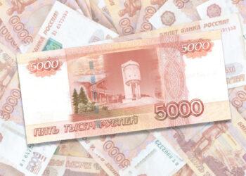 Жена нашла у брезгливого мужа купюру в 5000 рублей и напала на след любовницы