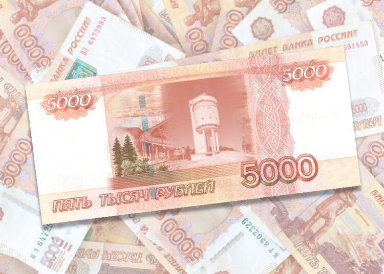 Жена нашла у брезгливого мужа купюру в 5000 рублей и напала на след любовницы